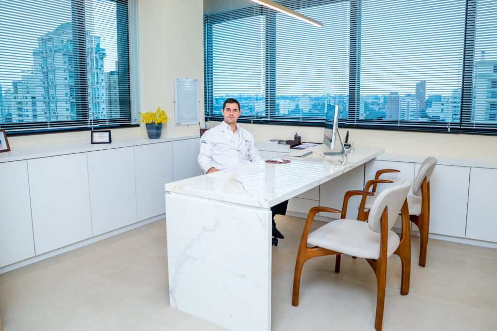 Ortopedista Especialista em Joelho Dr. Luiz Gabriel Atendimento de Alto Padrão em Ortopedia do Joelho. Realização de Cirurgias e Procedimentos. Experiência e Dedicação. Resultados Precisos. Dr. Luiz Gabriel Guglielmetti